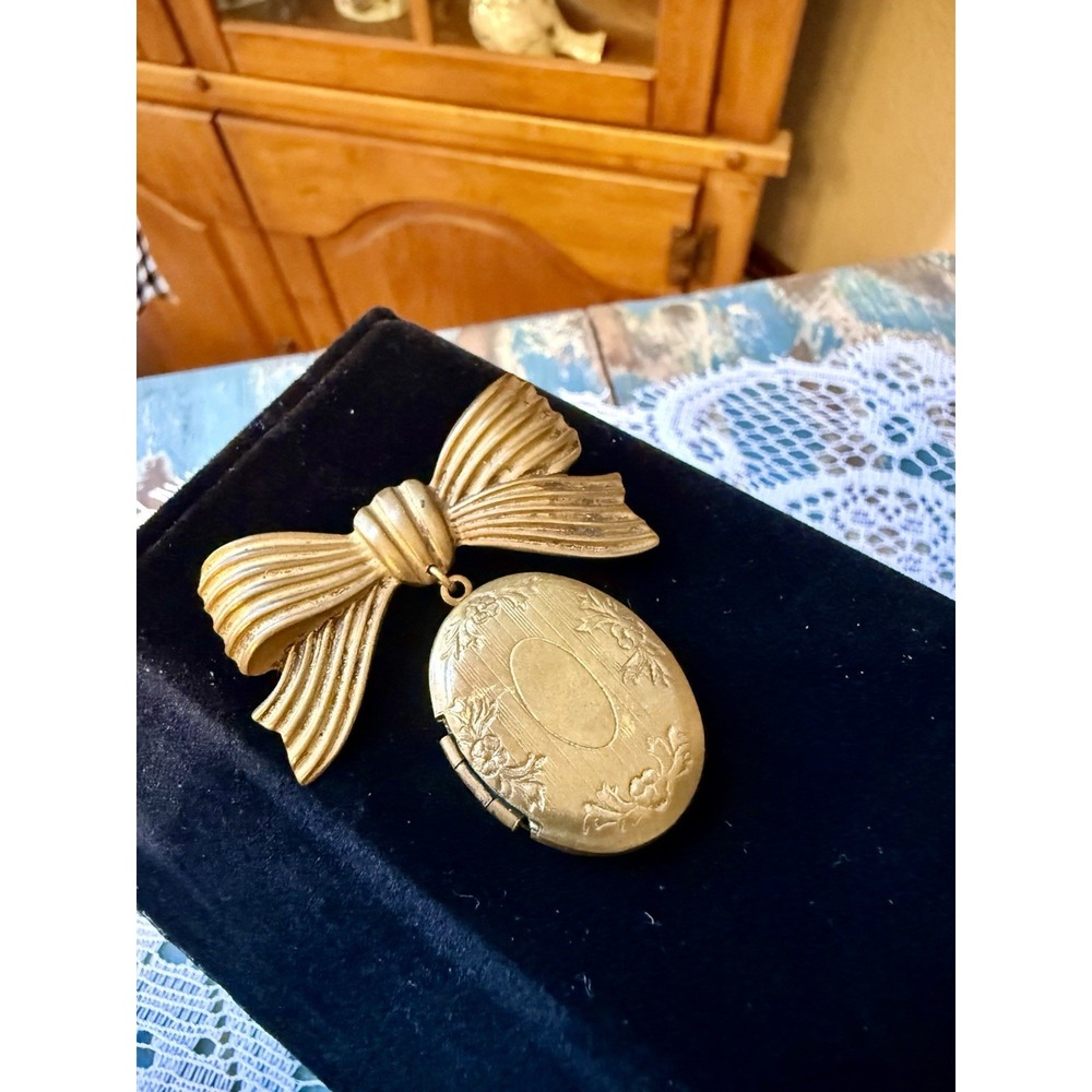 Vintage Etched Floral Brass? Bow Dangle Locket Brooch With Photo